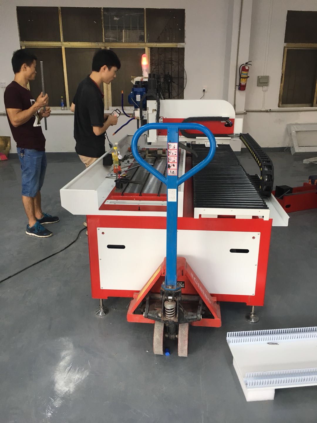 數(shù)控自動(dòng)鉆孔機(jī)出貨山東！